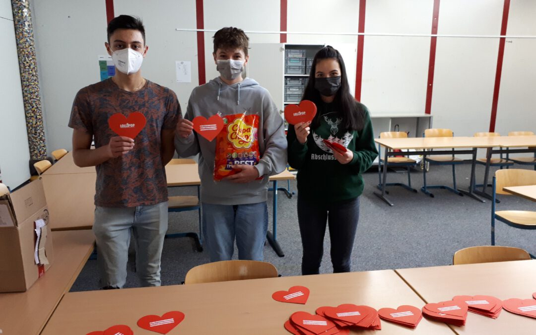 Die SMV verteilt Herzen zum Valentinstag