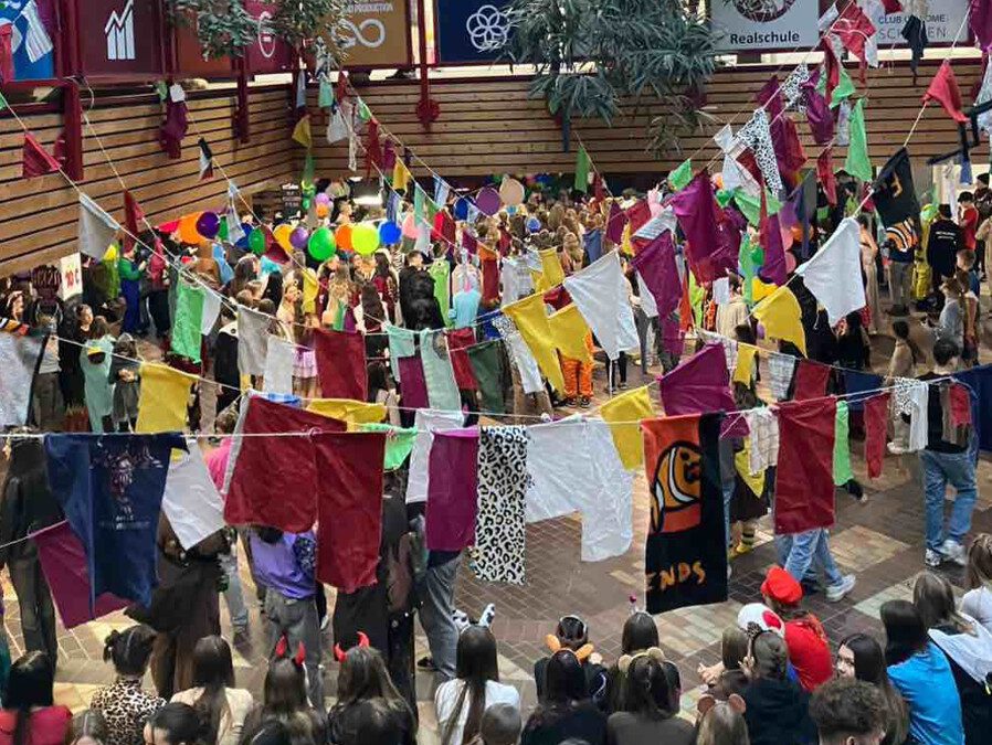 Schmotziger Donnerstag bringt närrische Stimmung ans Bildungszentrum